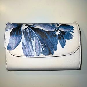 VERA Vera Wang Blue White Floral Small Leather Crossbody Purse detachable strap